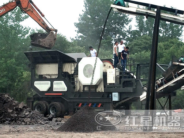 移動顎式破碎機(jī)工作現(xiàn)場